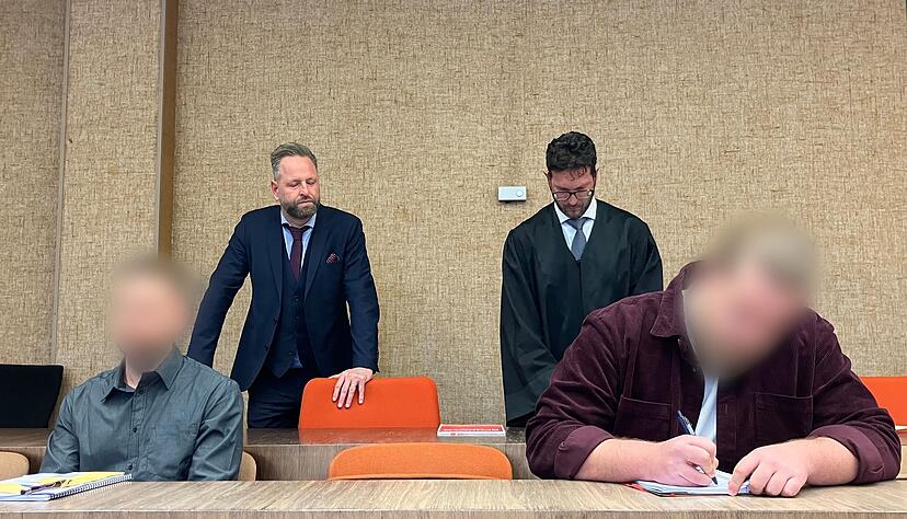 Die beiden Angeklagten schwiegen zun&auml;chst.