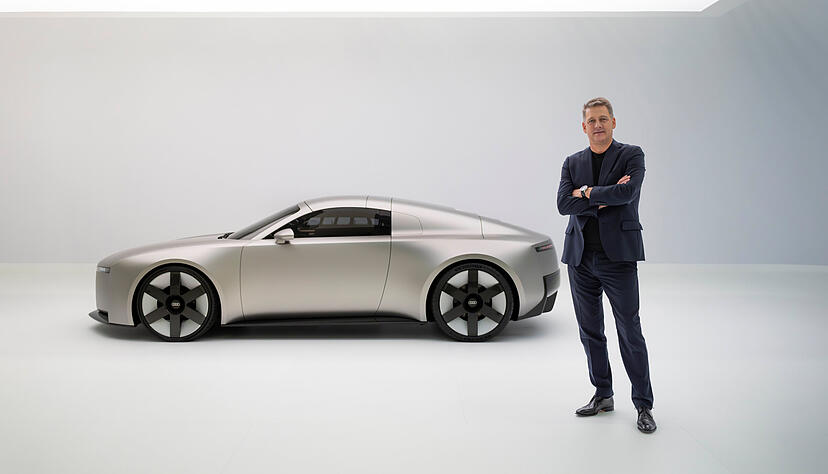 Audi-Chef Döllner an der Studie Concept C, dem künftigen Elektro-Sportwagen aus Heilbronn. Der Zweisitzer soll auch einen Ausblick auf die künftige Innenraum-Qualität geben.