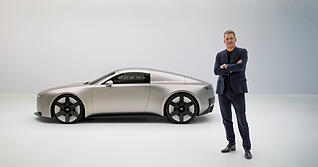 Audi-Chef Döllner an der Studie Concept C, dem künftigen Elektro-Sportwagen aus Heilbronn. Der Zweisitzer soll auch einen Ausblick auf die künftige Innenraum-Qualität geben.