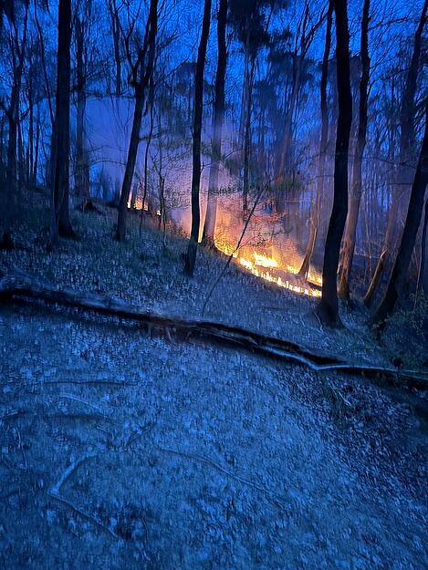 Mehrere Stunden waren die Einsatzkräfte damit beschäftigt, das Feuer zu löschen. Mehrere Stunden waren die Einsatzkräfte damit beschäftigt, das Feuer zu löschen.