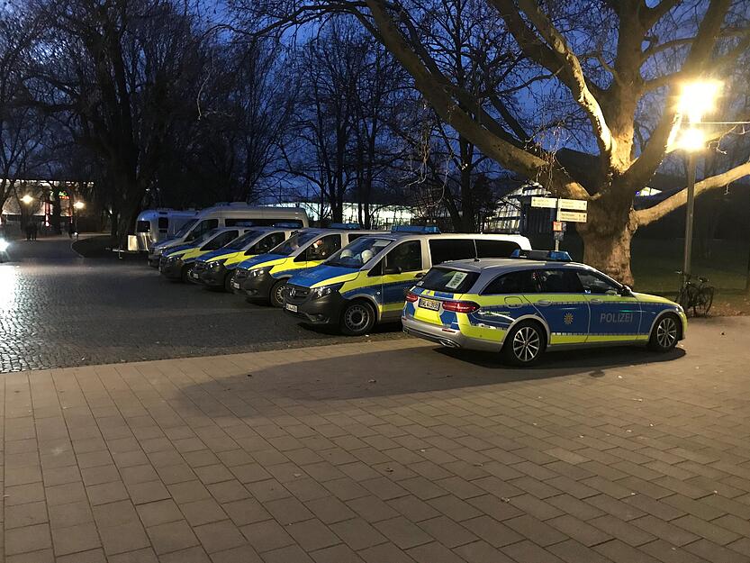 Rund um die Kolbenschmidt-Arena zeigt die Polizei mit einem gr&ouml;&szlig;eren Aufgebot Pr&auml;senz.