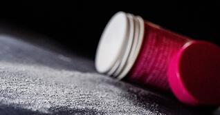 Wenn keine Zeit zum Haarewaschen bleibt: &laquo;&Ouml;ko-Test&raquo; hat 26 Trockenshampoos untersucht.