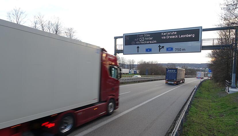 Verkehrssteuerungsanlage &uuml;ber der A6 &ouml;stlich des Weinsberger Kreuzes. Manchmal gibt sie eine Routenempfehlung, ... 
Fotos: Christian Gleichauf