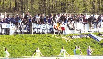 Die 350 mitgereisten Fans des SV Waldhof Mannheim gaben in Hollenbach den Ton an. Insgesamt sahen rund 1400 Zuschauer den knappen Waldhof-Sieg.Fotos: Henry Doll