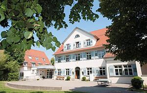 In Lindau gibt es gro&szlig;z&uuml;gige Familienzimmer, auch ein kleines Bad mit Dusche und WC ist integriert.