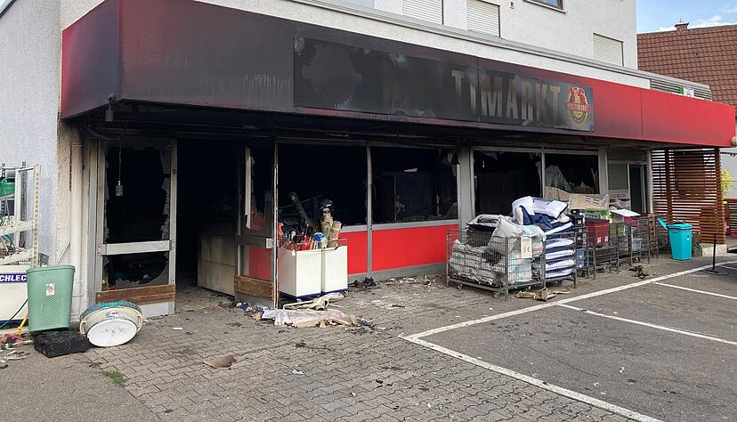 Am Tag nach dem Brand: Rußverschmutzt sind die Außenwände des Marktes. Nach ersten Schätzungen ist ein Schaden von rund 800.000 Euro entstanden.