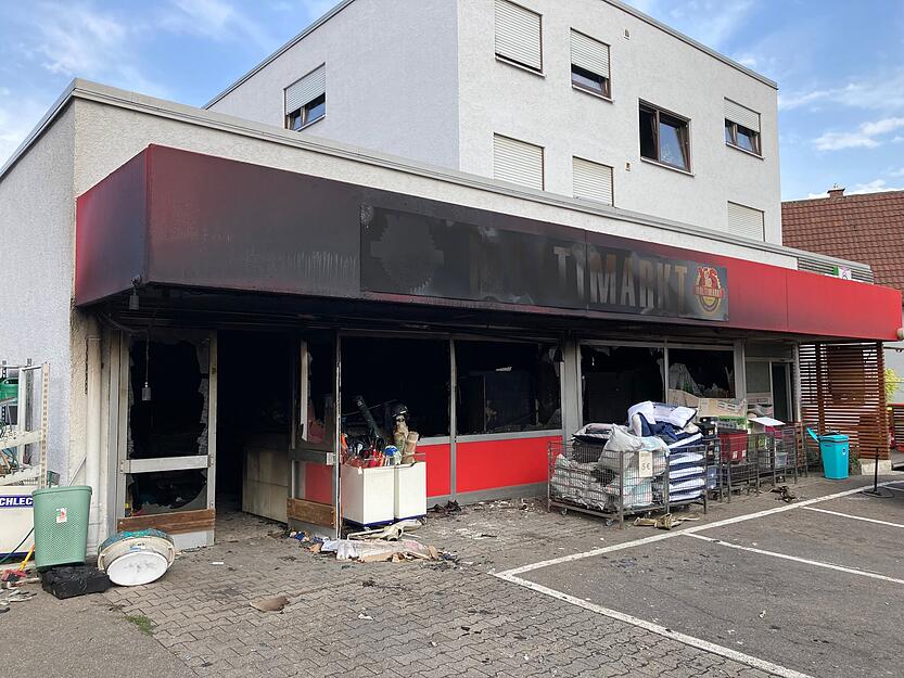 Am Tag nach dem Brand: Rußverschmutzt sind die Außenwände des Marktes. Nach ersten Schätzungen ist ein Schaden von rund 800.000 Euro entstanden.