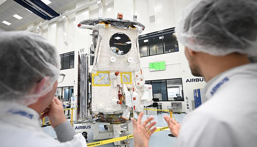 Jan Kasper (r), Leiter Systems Engineering bei Airbus, zeigt Journalisten im Reinraum von Airbus Defence and Space den Wolken- und Aerosolsatelliten «Earthcare». Jan Kasper (r), Leiter Systems Engineering bei Airbus, zeigt Journalisten im Reinraum von Airbus Defence and Space den Wolken- und Aerosolsatelliten «Earthcare».