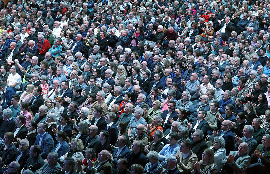 Lieber spricht der Sauerländer darüber, wie er, wie CDU und CSU das Land verändern wollen. Ein Land, das voller Zweifel sei, "ein Land voller Angst", so Merz. Lieber spricht der Sauerländer darüber, wie er, wie CDU und CSU das Land verändern wollen. Ein Land, das voller Zweifel sei, "ein Land voller Angst", so Merz.