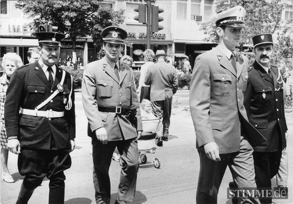 Französisch-deutsche Polizeistreife 1972 in der Innenstadt: Sous-Brigadier Germain Barthes und Brigadier Yvon Fabre aus Béziers zusammen mit ihren Heilbronner Kollegen auf der Allee.