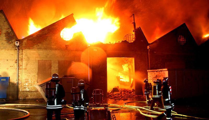 Dezember 2008: Ein Großbrand zerstört die alten Jet-Hallen, in denen Prospektmaterial von Fiat gelagert war. Foto: Archiv/Sawatzki Dezember 2008: Ein Großbrand zerstört die alten Jet-Hallen, in denen Prospektmaterial von Fiat gelagert war. Foto: Archiv/Sawatzki