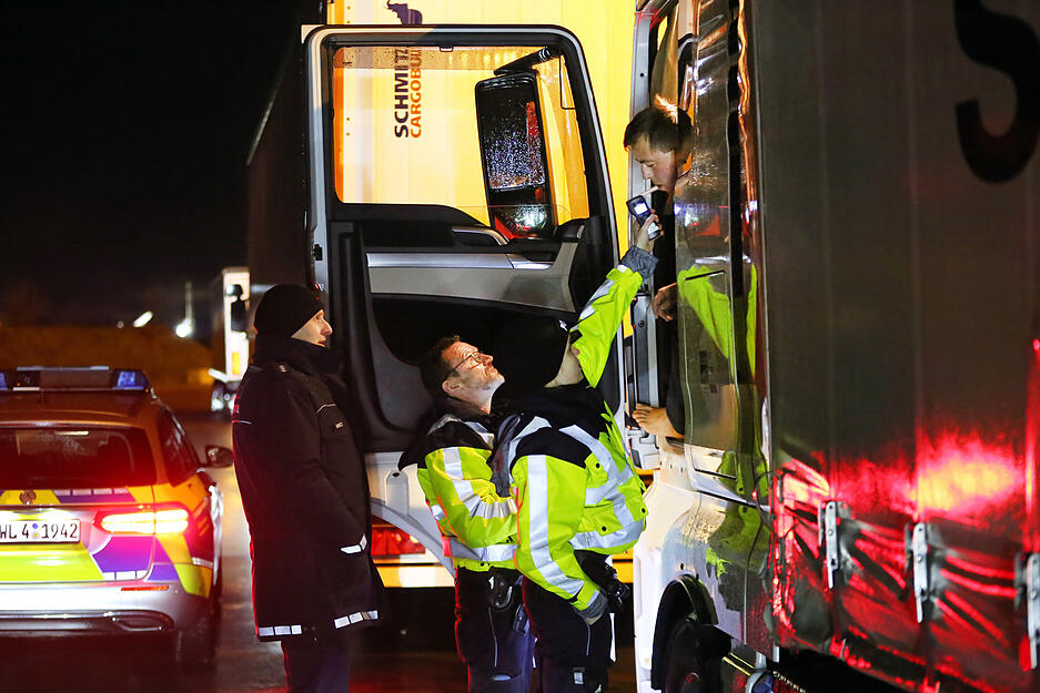Dieter Hartlieb und Laura Altermann nehmen eine Atemalkoholprobe eines Fahrers. Holger Kretz von der Verkehrspolizeidirektion Mannheim überwacht die Kontrolle.