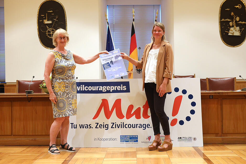 Den Zivilcourage-Schulpreis nahm Nina Lampert von der Helene-Lange-Realschule in Heilbronn für das Vorbeugungsprojekt „stark.stärker.wir“ entgegen. In dem Projekt wird Schülern eine Anleitung gegeben, sich aktiv vor allem für Opfer von Cybermobbing einzusetzen.