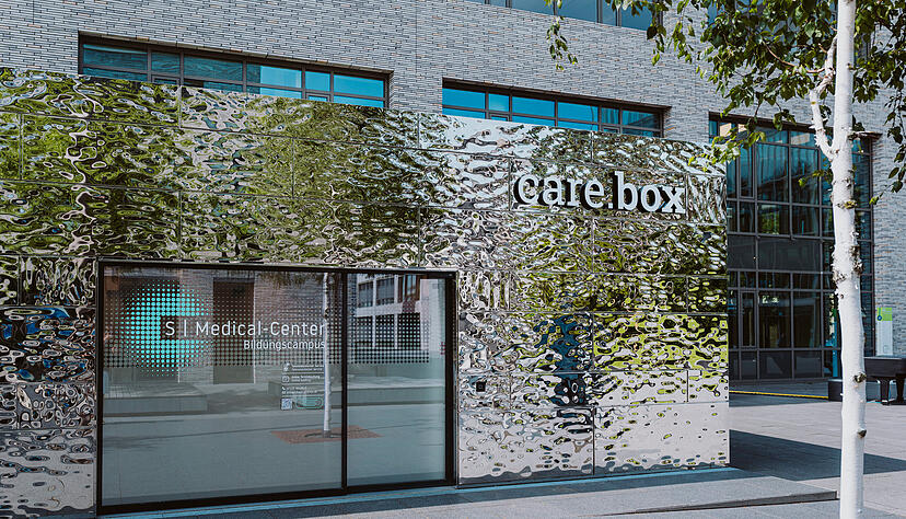 Die sogenannte care.box auf dem Bildungscampus Nord. Hier sollen Menschen unkompliziert hausärztlichen Rat per Video-Sprechstunde bekommen. Die sogenannte care.box auf dem Bildungscampus Nord. Hier sollen Menschen unkompliziert hausärztlichen Rat per Video-Sprechstunde bekommen.