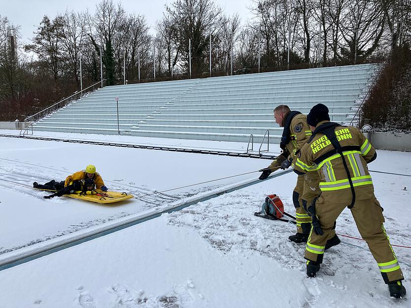 Gesichert wird bei einer Eisrettung mit einer Leine &ndash; wie hier bei der Probe im Freibad Neckarhalde der Feuerwehr Heilbronn.