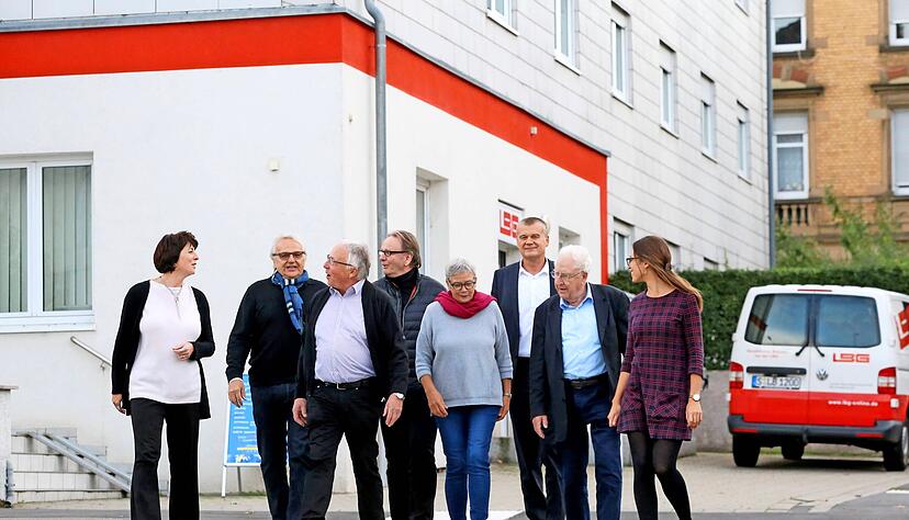 Schreiten voran und packen"s an: die Macher von "Quartier 2020" im Südviertel vor der Außenstelle der Landes-Bau-Genossenschaft.
Foto: Ralf Seidel