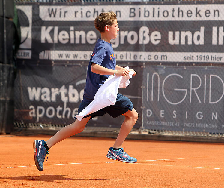 2015: Der Balljunge ist auf dem Sprung und bringt ein Handtuch.