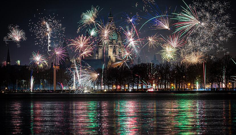 Feuerwerksk&ouml;rper geh&ouml;ren f&uuml;r viele Menschen zum Silvesterabend &ndash; rechtlich gelten jedoch je nach Kommune unterschiedliche Regeln.