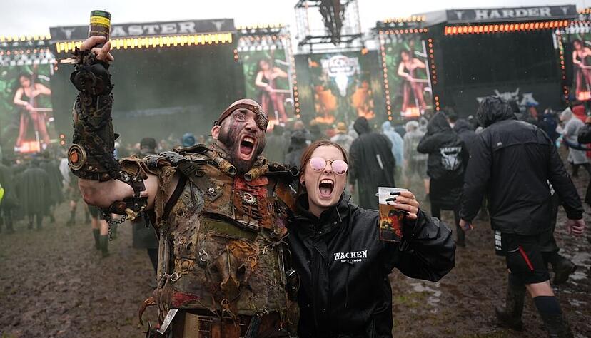 2025 verwandelte Dauerregen das Gel&auml;nde des Wacken Open Air zur Matschgrube. Das hielt die Metalfans aber nicht vom Feiern ab.