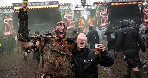 2025 verwandelte Dauerregen das Gel&auml;nde des Wacken Open Air zur Matschgrube. Das hielt die Metalfans aber nicht vom Feiern ab.