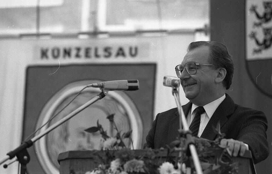 16. Oktober 1988: Ministerpräsident Lothar Späth weiht feierlich im Festzelt die Außenstelle vor rund 500 Repräsentanten des öffentlichen Lebens aus der ganzen Region Franken ein. 16. Oktober 1988: Ministerpräsident Lothar Späth weiht feierlich im Festzelt die Außenstelle vor rund 500 Repräsentanten des öffentlichen Lebens aus der ganzen Region Franken ein.