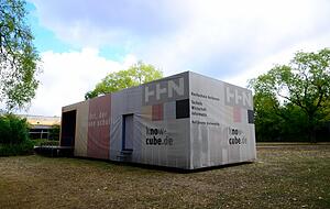 Der sogenannte Know-Cube: Es handelt sich um einen kleinen Veranstaltungsraum vor der Hochschule in Sontheim. Der sogenannte Know-Cube: Es handelt sich um einen kleinen Veranstaltungsraum vor der Hochschule in Sontheim.