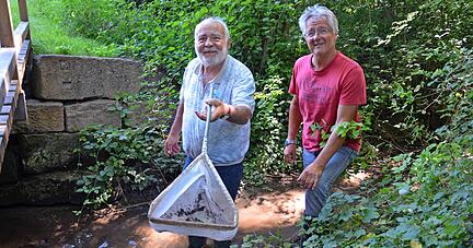 Wolfgang Sitter (links) und Herbert Bieselin haben erst einmal nur ein paar Bachflohkrebse gefunden.
Foto: Ines Schmiedl