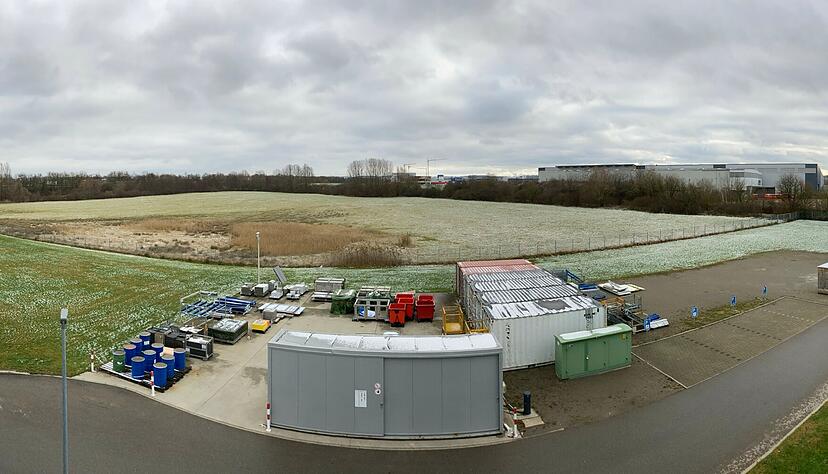 Im Gewerbepark Hohenlohe, auf dem Gel&auml;nde hinter den Containern, soll die Sechs-Megawatt-Photovoltaik-Anlage errichtet werden. Sollte R. Stahl das Erweiterungsgel&auml;nde irgendwann bebauen m&uuml;ssen, kommen die Module aufs Dach.
Foto: Gleichauf