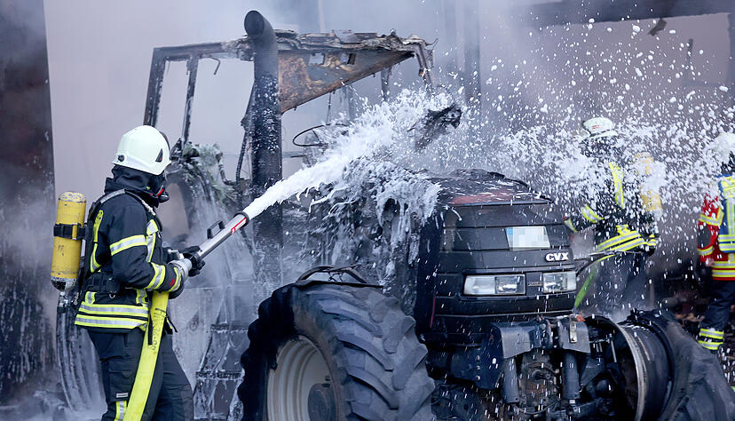 Brand in einem Landwirtschaftsmechanikerbetrieb in Oedheim Brand in einem Landwirtschaftsmechanikerbetrieb in Oedheim