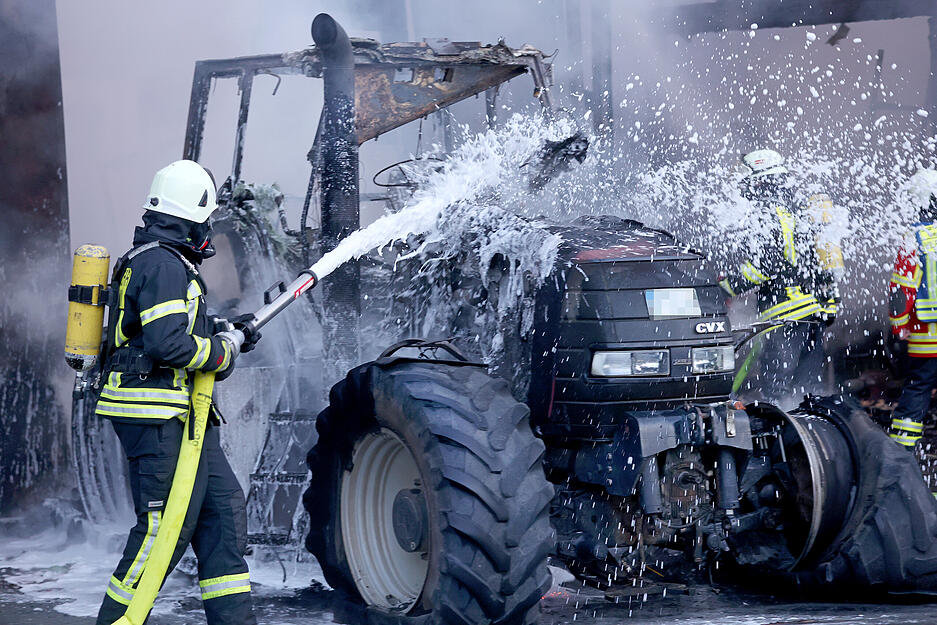 Brand in einem Landwirtschaftsmechanikerbetrieb in Oedheim Brand in einem Landwirtschaftsmechanikerbetrieb in Oedheim