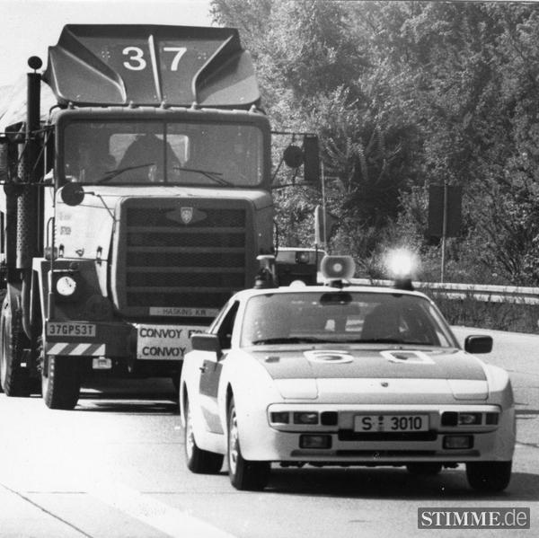 Am 1. September 1988 verlassen neun Pershing-Raketen auf Militärtransportern die Waldheide. Deutsche Polizei fährt dem US-Militärkonvoi auf der Autobahn voraus.