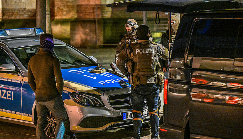 Spezialeinsatzkräfte der Polizei sind am Freitagabend während der Geiselnahme am Münsterplatz im Einsatz. Spezialeinsatzkräfte der Polizei sind am Freitagabend während der Geiselnahme am Münsterplatz im Einsatz.