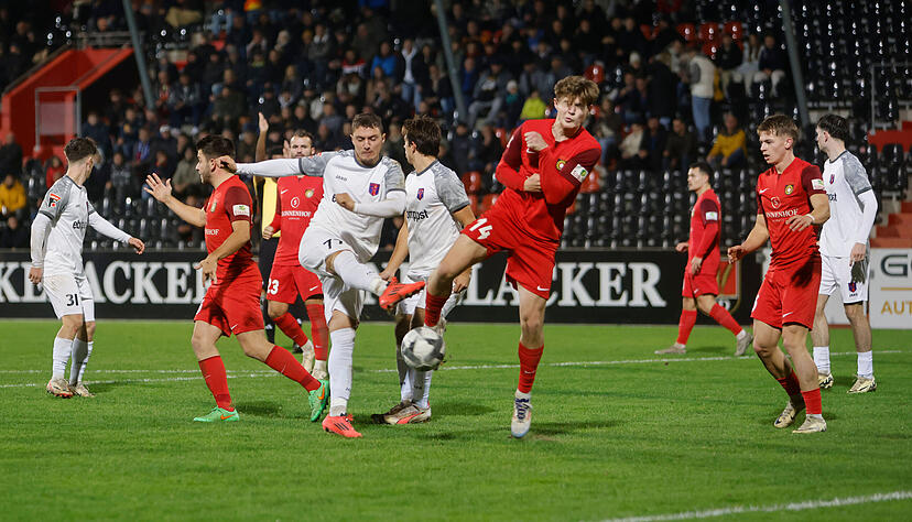 Hollenbachs Ivan Beslic findet keine L&uuml;cke. Die Gro&szlig;aspacher Defensive stand meist stabil.