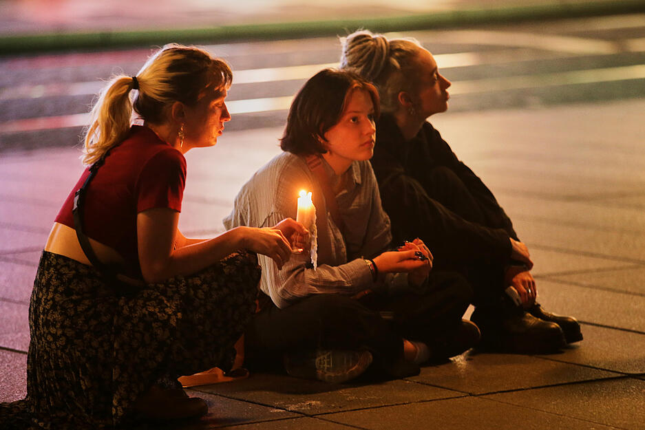 Tausende Trauernde kamen nach dem Amoklauf in Graz zusammen, um den Opfern zu gedenken. Tausende Trauernde kamen nach dem Amoklauf in Graz zusammen, um den Opfern zu gedenken.