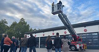 Die Fahrt mit der Drehleiter war für einige der Lesersommer-Gewinner das Highlight des Abends.