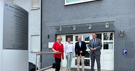 Zufrieden mit der Entwicklung (von links): Elke Haas, Maren Mannsperger, der Orthopäde Dr. Rolf Pauschert und Oberbürgermeister Sebastian Frei.
Foto: Ulrike Plapp-Schirmer