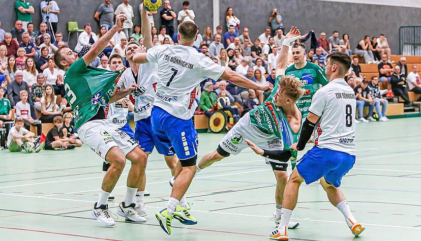 Christian Joos, Dominic Zäh (am Ball), Jonas May, Kevin Hamberger und Jaron May (von links) kämpften für ihre Farben um jeden Ball und jeden Zentimeter. Am Ende hatte Grün-Weiß gegen Blau-Weiß knapp die Nase vorn. Christian Joos, Dominic Zäh (am Ball), Jonas May, Kevin Hamberger und Jaron May (von links) kämpften für ihre Farben um jeden Ball und jeden Zentimeter. Am Ende hatte Grün-Weiß gegen Blau-Weiß knapp die Nase vorn.
