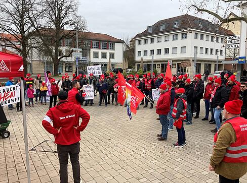 Die Teilnehmer der Kundgebung in Neckarsulm sprechen sich für den Verbleib des Standorts aus. Die Teilnehmer der Kundgebung in Neckarsulm sprechen sich für den Verbleib des Standorts aus.