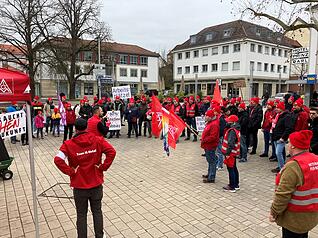 Die Teilnehmer der Kundgebung in Neckarsulm sprechen sich für den Verbleib des Standorts aus.