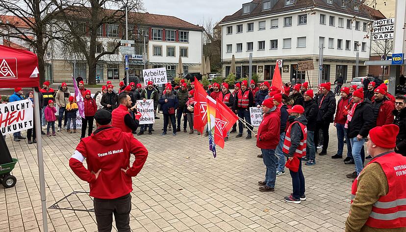 Die Teilnehmer der Kundgebung in Neckarsulm sprechen sich für den Verbleib des Standorts aus.