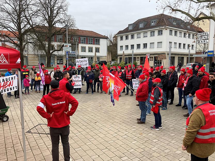 Die Teilnehmer der Kundgebung in Neckarsulm sprechen sich für den Verbleib des Standorts aus. Die Teilnehmer der Kundgebung in Neckarsulm sprechen sich für den Verbleib des Standorts aus.