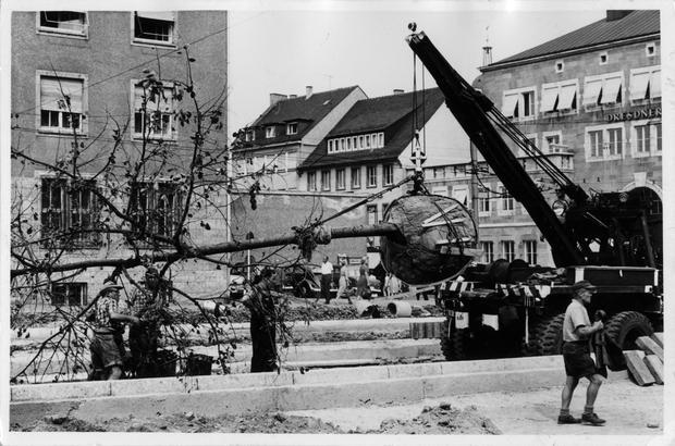 August 1959 - Umbauarbeiten auf der Allee. Die störenden Bäume werden behutsam verladen, da man sie wieder verwenden möchte.