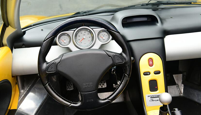 Ja, nix da. Allerdings alles, was Sportwagenfahrer brauchen: Tachometer, Drehzahlmesser, &Ouml;ldruck- und Wassertemperaturanzeige - das war's. Heizung und Radio gab es sowieso nicht.