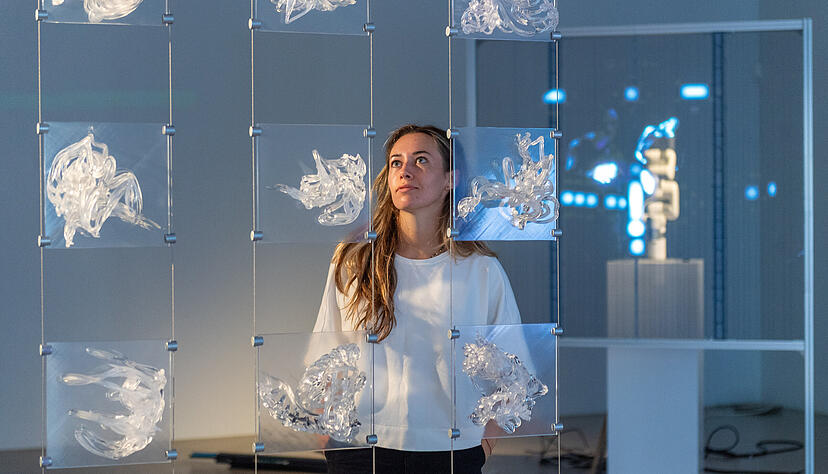 Fließende Bewegungen fixiert in Photopolymerharz: „Spatial Dataset, 2025“. Bis 7. Dezember sind die Arbeiten von Sougwen Chung im Kunstverein sowie im Besucherzentrum der Ipai Spaces zu sehen.
