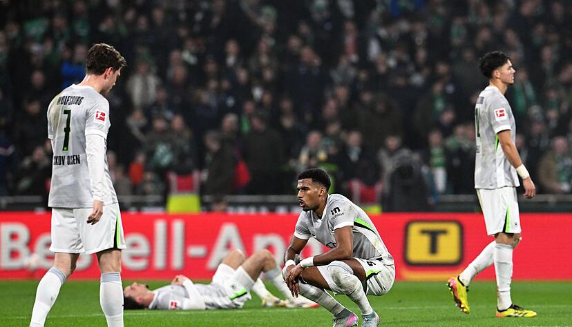 Von späten Gegentoren geschockt: Wolfsburg verliert auch in Bremen - auch den Trainer. Von späten Gegentoren geschockt: Wolfsburg verliert auch in Bremen - auch den Trainer.