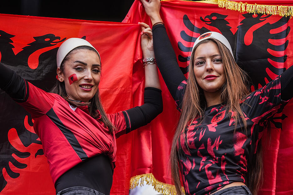 Die Nationalfarben der Länder, hier Albanien, sind immer dabei.