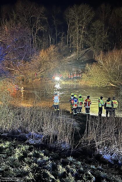 Das Fahrzeug wurde bislang nicht gefunden. Die Frau soll sich allein im Fahrzeug befunden haben. Das Fahrzeug wurde bislang nicht gefunden. Die Frau soll sich allein im Fahrzeug befunden haben.