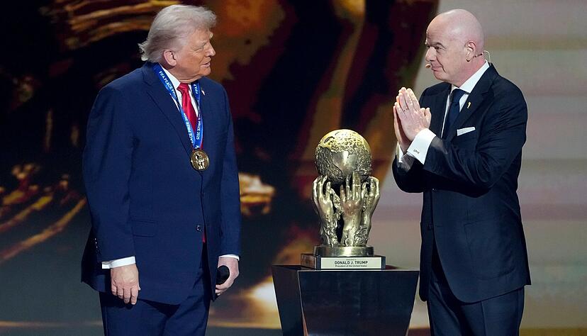 US-Pr&auml;sident Donald Trump (links) erhielt im Dezember den FIFA-Friedenspreis von FIFA-Pr&auml;sident Gianni Infantino.
