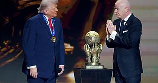 US-Pr&auml;sident Donald Trump (links) erhielt im Dezember den FIFA-Friedenspreis von FIFA-Pr&auml;sident Gianni Infantino.
