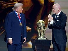 US-Pr&auml;sident Donald Trump (links) erhielt im Dezember den FIFA-Friedenspreis von FIFA-Pr&auml;sident Gianni Infantino.